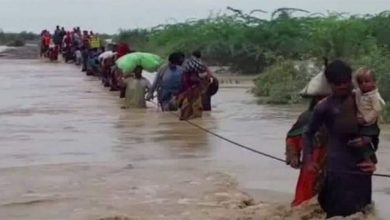 Photo of पाकिस्तान में बाढ़ पीड़ितों की मदद के लिए आगे आए हिंदू मंदिर के सदस्य, किया ये नेक काम…