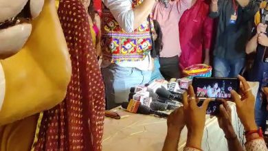 Photo of नवरात्रि में आयोजित एक समारोह में जमकर गरबा करते दिखे नीरज चोपड़ा, वायरल हो रहा ये विडियो