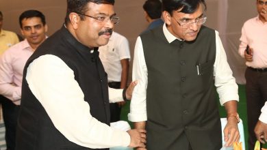 Photo of डॉ. मनसुख मंडाविया और धर्मेंद्र प्रधान ने उर्वरक संयंत्रों का किया दौरा, देश के किसानों को होगा फायदा