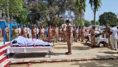 Photo of रिजर्व पुलिस लाइन इटावा में वरिष्ठ पुलिस अधीक्षक इटावा श्री संजय कुमार द्वारा दिवंगत उ0नि0 श्री सत्येन्द्र वर्मा के पार्थिव शरीर को पुष्पगुच्छ अर्पित कर भावभीनी श्रद्धांजलि अर्पित कर शोक सलामी दी ।