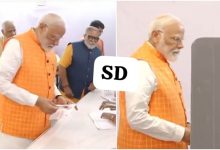 Photo of अहमदाबाद- प्रधानमंत्री नरेंद्र मोदी ने तीसरे चरण के चुनाव में अहमदाबाद में अपने मताधिकार का प्रयोग किया। पीएम ने वोट करने के बाद मतदान केंद्र से बाहर निकलकर लोगों का अभिवादन किया