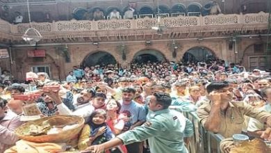 Photo of अक्षय तृतीया पर एक घंटे पहले खुले बांके बिहारी मंदिर के पट, उमड़ा आस्था का सैलाब  मथुरा।वृंदावन में ठाकुर श्रीबांके बिहारी के चरण दर्शन को