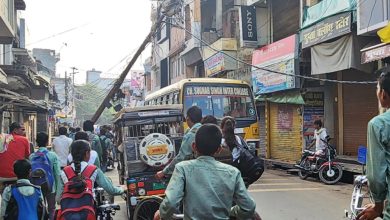 Photo of मुख्य बाजार में विद्युत खंभा उखड़कर झुका, स्कूली बच्चे जाम में फंसे