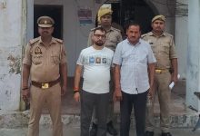 Photo of इटावाजिला सहकारी बैंक में करोड़ों के गबन के मामले में पुलिस ने रुद्रांश ज्वैलर्स के मालिक उज्जवल पोरवाल और मुख्य आरोपी अखिलेश चतुर्वेदी के पिता शैलेंद्र चतुर्वेदी, अखिलेश की मां और पत्नी को गिरफ्तार किया।