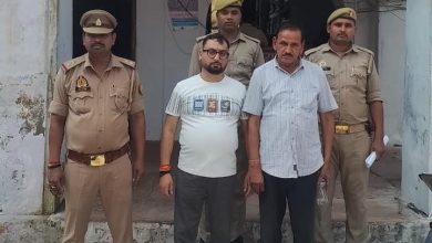 Photo of इटावाजिला सहकारी बैंक में करोड़ों के गबन के मामले में पुलिस ने रुद्रांश ज्वैलर्स के मालिक उज्जवल पोरवाल और मुख्य आरोपी अखिलेश चतुर्वेदी के पिता शैलेंद्र चतुर्वेदी, अखिलेश की मां और पत्नी को गिरफ्तार किया।