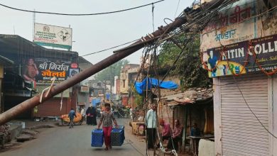 Photo of अज्ञात वाहन की टक्कर से पालिका बाजार में विद्युत खंभा गिरा