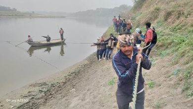 Photo of यमुना नदी में डूबे युवक का तीसरे दिन भी नहीं चला पता लवेदी के न्नदगवां से चकरनगर,भरेह विठौली तक एसडीआर एफ ने यमुना में खोजबीन की। परिजनों ने कोई प्रशासनिक अधिकारी न आने का आरोप लगाया।