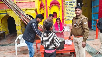 Photo of लखना में क ई स्थानों पर बटी मंकर संक्रान्ति पर खिचडी। लखना चौकी ईचार्ज ने पत्नी के साथ कालिका मंदिर पर बांटी च