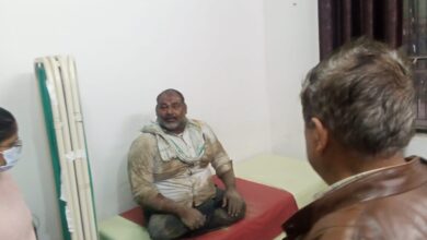 Photo of कुम्भ नहाकर लौटते समय राजस्थान की बोलेरो का टायर फटने से डिबाइडर से टकराई पांच लोग घायल हुए।