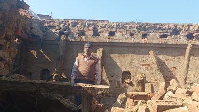 Photo of नगला बनी में बारिश में जलभराव होने से तेज धूप निकलते ही किसान का कच्चा मकान व बरामदा हुआ धराशायी,हजारों रुपये की घर गृहस्थी का सामान दबा हुआ नुकसान। जिलाधिकारी से मुआवजा दिलाये जाने की मांग।