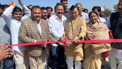 Photo of अहेरीपुर क्रिकेट टूर्नामेंट के अंतिम लीग मैच का शुभारंभ भाजपा क्षेत्रीय उपाध्यक्ष शिवमहेश दुबे ने फीता काटकर किया। ग्वालियर टीम ने टाॅस जीतकर मैच भी जीता इटावा को हराया।