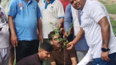 Photo of         सरस्वती शिशु मंदिर में आर एस एस की शख्सियतों ने किया पौध रोपण